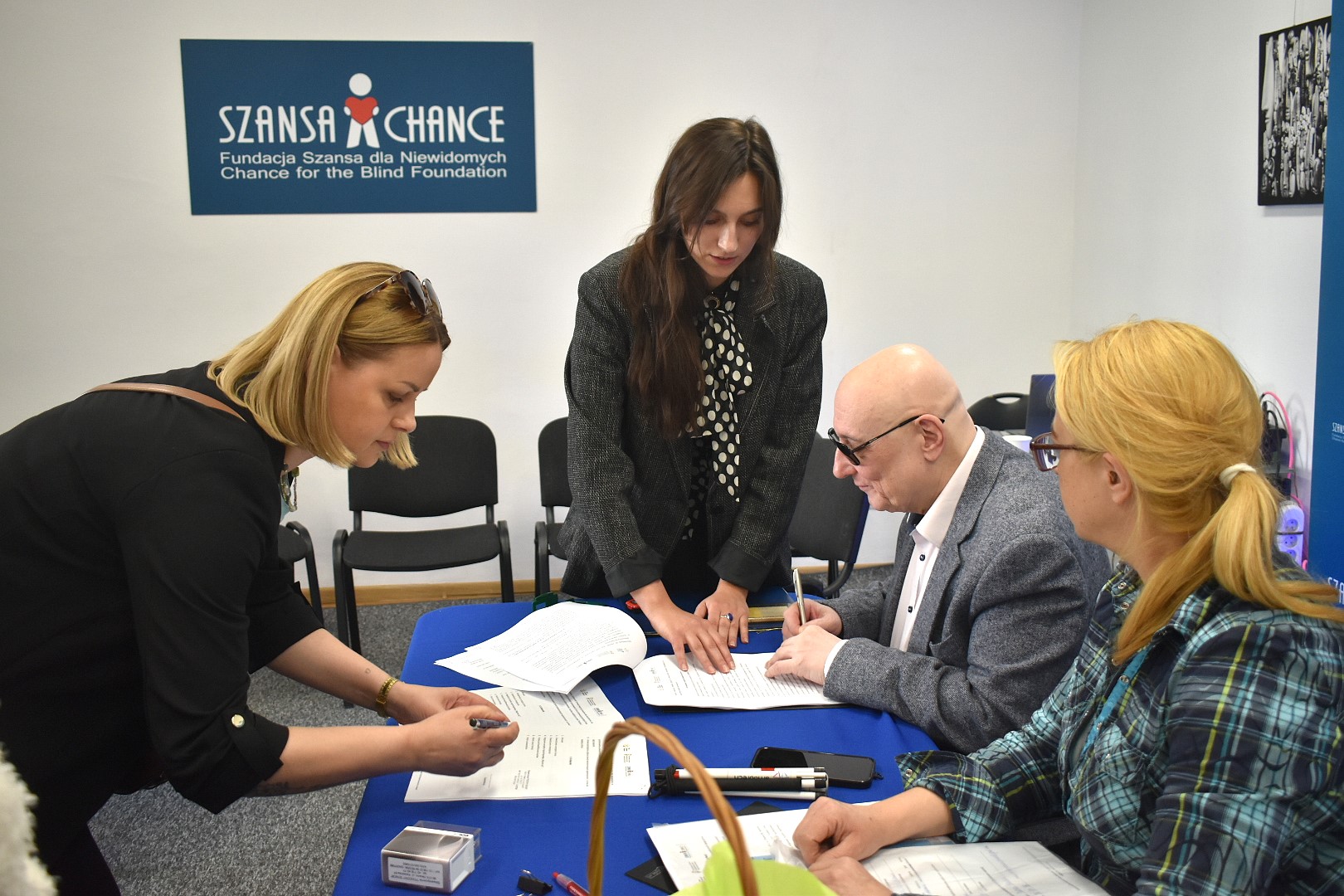 prezes Fundacji i przedstawiciele organizacji pozarządowych podpisują umowy