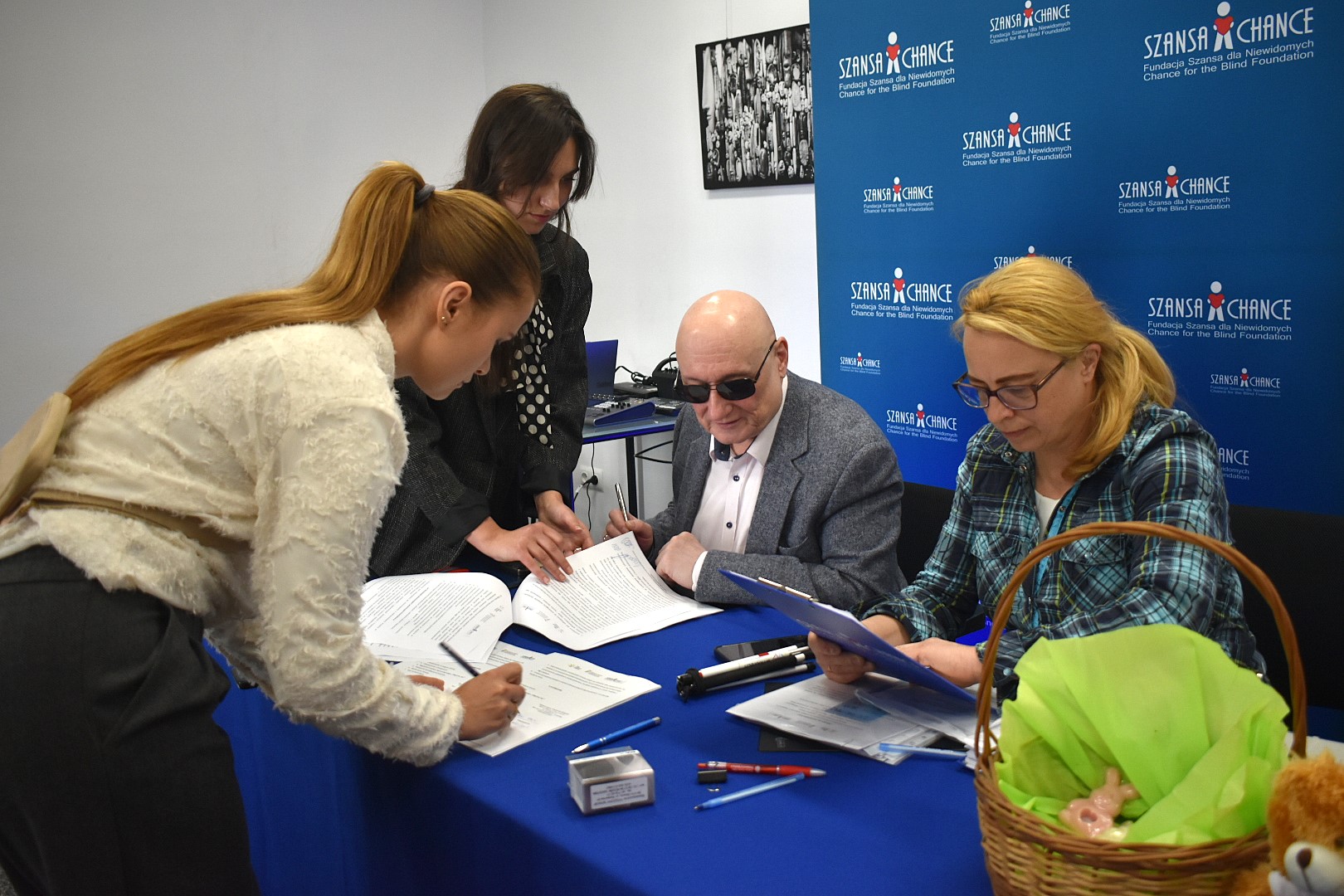 prezes Fundacji i przedstawiciel organizacji podpisują umowę